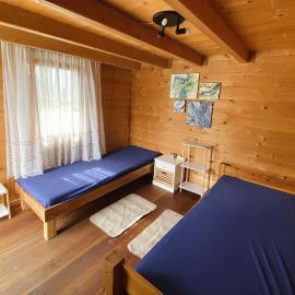 Blockhütte am Flugplatz mit Pool, מלון בKühndorf