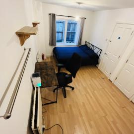 Spacious Double Beds in East Acton, Fast Transport Links into City & Airport, hotel di London