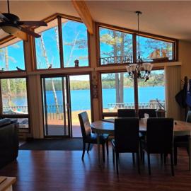 Four Season Lakehouse with beautiful views and crystal clear water、Cayamantのホテル