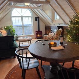 Elegant Private Barn Apartment in E Dover with 50 mile view, hotel v destinácii East Dover