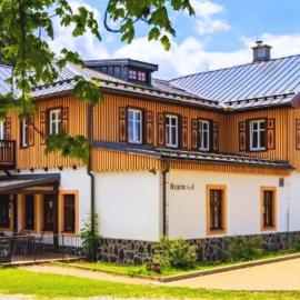 REJVÍZ 1 Hotel & Spa، فندق في ريجفيز