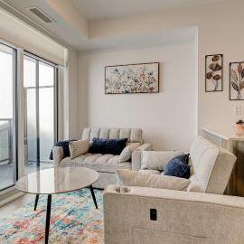 Modern High-Rise Condo w City Views & Balcony，基奇納的飯店
