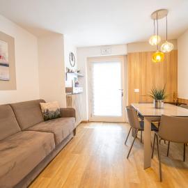 Moderno appartamento con giardino, hotel din Carisolo