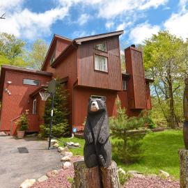Bool Bear Lodge a pet friendly Pocono Vacation Home with Fireplace, BBQ and more, Hotel in Tobyhanna