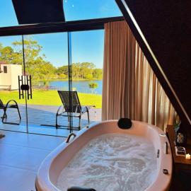 Chalé com hidromassagem de frente para a lagoa, hotel u gradu Jaguaruna