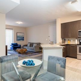 Spacious 3BR | Pool, Gym, Near Beach & Speedway, hotel in Daytona Beach