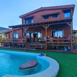 The lodge corfu, hotel en Mesongi