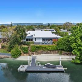 The Waterfront Retreat - Sleeps 16
