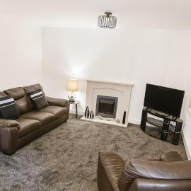 Contractor Accommodation,Sleeps 5, Parking and Secure Garage, Near Chester