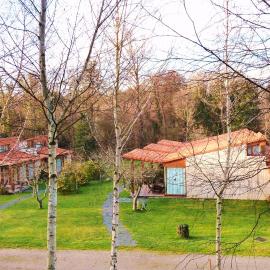 Bungalow Camping Los Manzanos, hotel i Santa Cruz de Oleiros