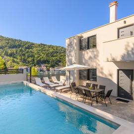 Villa Dida Bozo by Villas Guide, hotel in Blace