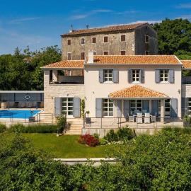 Beeindruckende Villa am Rande des Parenzana mit Privatpool, Babybett und toller Aussicht โรงแรมในVižinada