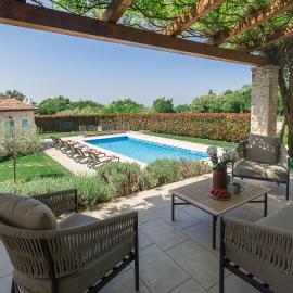Mediterrane Steinvilla mit beheiztem Privatpool, aromatischen Mittelmeerpflanzen