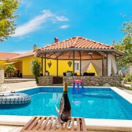 Herrliche Finca mit Privatpool, Garage, Spielplatz, Gasgrill, Steingrill, WiFi, hotel v mestu Grižane