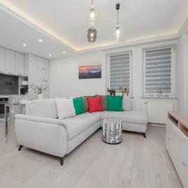 Family Apartment in Warsaw with Parking, Desk, Air Conditioned Living Room and Bathtub by Noclegi Renters