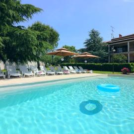 Cozy Apartment mit Pool, BBQ-Bereich, Kinderspielplatz, Babybett, Parkplatz, Klima