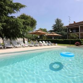 Besonderes Apartment mit Pool, Babybett, Garten, Grill, Kinderspielplatz, Parkplatz