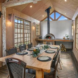 Galbraith Beach Studio 1 - steps away from beach, hotel di Marengo