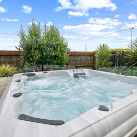 Crystal Palace Kilcunda, Luxury Coastal Retreat with Ocean Views, Spa, Fireplace, EV-Ready, Pet-Friendly Comfort, hotel in Kilcunda