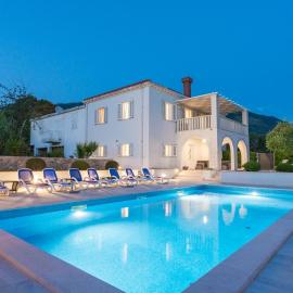 Cypress Paradise by Villas Guide, hotel en Dubravka