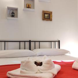 MyAssisiSuite - All'Ombra di Santa Chiara - Dimora Storica 140mq, Assisi Centro, Piano Terra, Idromassaggio Jacuzzi, 4 VERI Letti Matrimoniali NO Divani Letto 4 REAL Double Beds, 2 Baths Doppi Servizi, Accoglienza & Live Check-in - Mówimy po polsku, hotell i Assisi