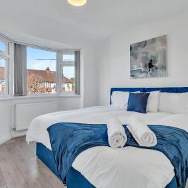 4 Bedroom Home, Sleeps 7, Driveway with Free Parking, Near Station, Welcome Contractors & Families