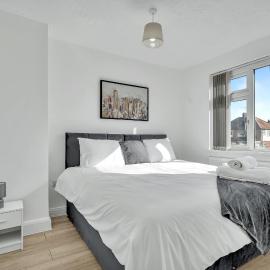 4 Bedroom Home, Sleeps 7, Driveway with Free Parking, Near Station, Welcome Contractors & Families