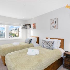 Comfortable 2 Bed Airdrie Flat w Private Parking, hotel u gradu 'Airdrie'