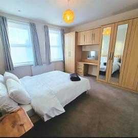 Roomy, comfortable Greater London home, sleeps 8