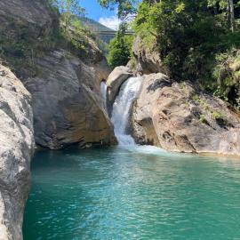 Waterfall House - Ski, Hike, Swim, Art and Design, hotelli kohteessa Mesocco