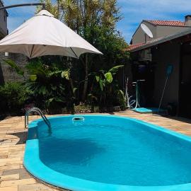 Casa com piscina, vaga para 4 carros, 200m da praia e 10km do Beto Carreiro!