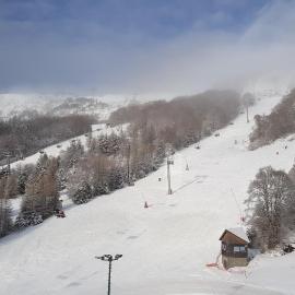 Studio-cabine au pied des pistes à Super Besse, hotel din Super Besse