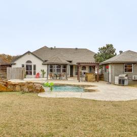Group-Friendly Burleson Getaway w/ Outdoor Oasis, хотел в Бърлисън