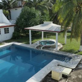 Alojamiento con alberca privada y jardín grande, hotel in Tecolutla