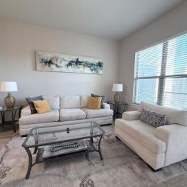 In The Heart Of Dallas with Pool View! Free Parking! Spacious!
