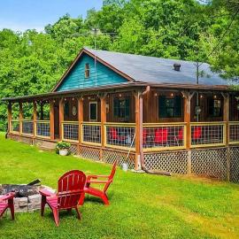 Spirit Bear Private Smoky Mountain Cabin on 4 Acres with Hot Tub