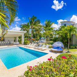Villa Desiree - Luxury Golf-Course Villa with Pool, BBQ, Playground & Maid