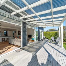 Burgundy Escape -Sunny house , Pool Access, hotel in Martinborough