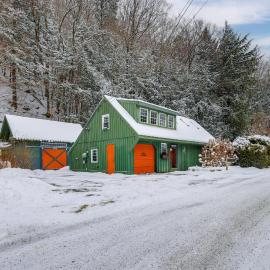 Hike, Fish, Hunt! Green Mountain Home By River, hotel in East Arlington
