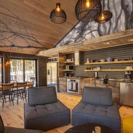 TAIGA Luxury Wooden Chalet with Spa & Sauna 3BR 3BA، فندق في لا مالباي