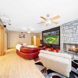 Beautiful home in Bridgeview!, hotel in Bridgeview
