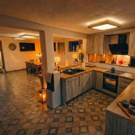 Casa de sub Brazi Relaxare la munte cu Ciubar, hotell sihtkohas Fîntînele