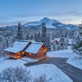 Big Sky Cozy Cabin Lone Peak Views Hot Tub, hotel sa Gallatin Gateway