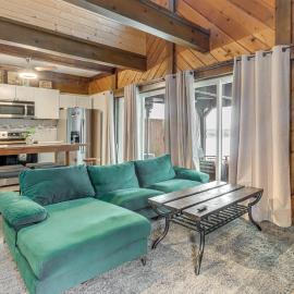 Family Friendly! Waterfront Grove Gem w/ Fire Pit – hotel w mieście Grove
