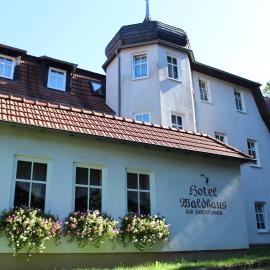 Hotel Waldhaus, מלון בRömhild