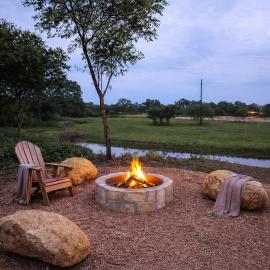 Cherry Creek Cottages | Peaceful Farm Stay • Fire Pit • Pet-Friendly • Room to Gather, hotel u gradu Hondo