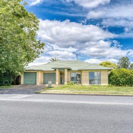 Relaxing 3BR Home by Wattle Downs Reserve, hotel a Auckland
