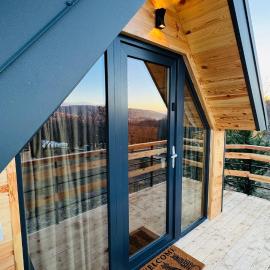 Tiny A-Frame Cabin with Private Hot Tub & Views - Perfect for 2, hotelli kohteessa Şelari