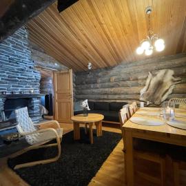 Kuonti-Ruka, kelohirsimökki järven rannalla, hotel a Kuusamo