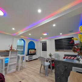 Luxury Santorini Boutique Suite with a Mediterranean Soul - 15m to Heathrow Windsor Ascot Legoland with Free Parking、タプロウのホテル